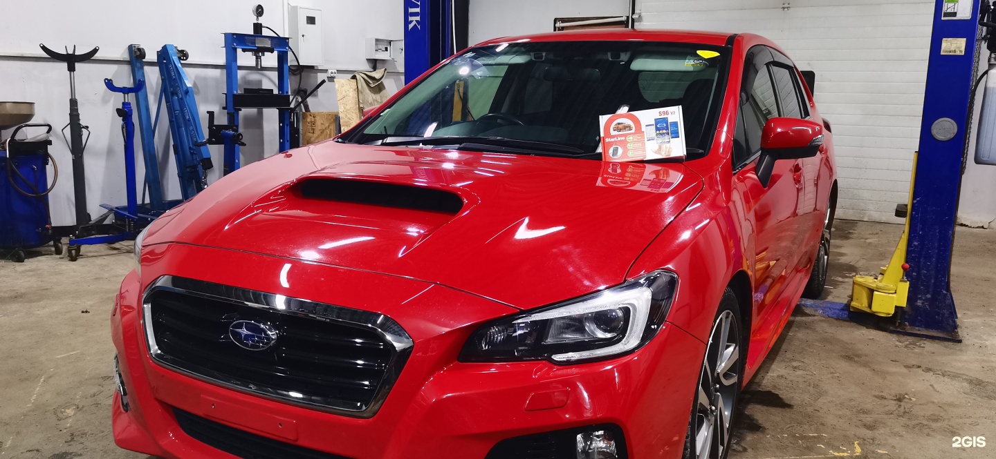 Красный Subaru в рабочем боксе CarMan