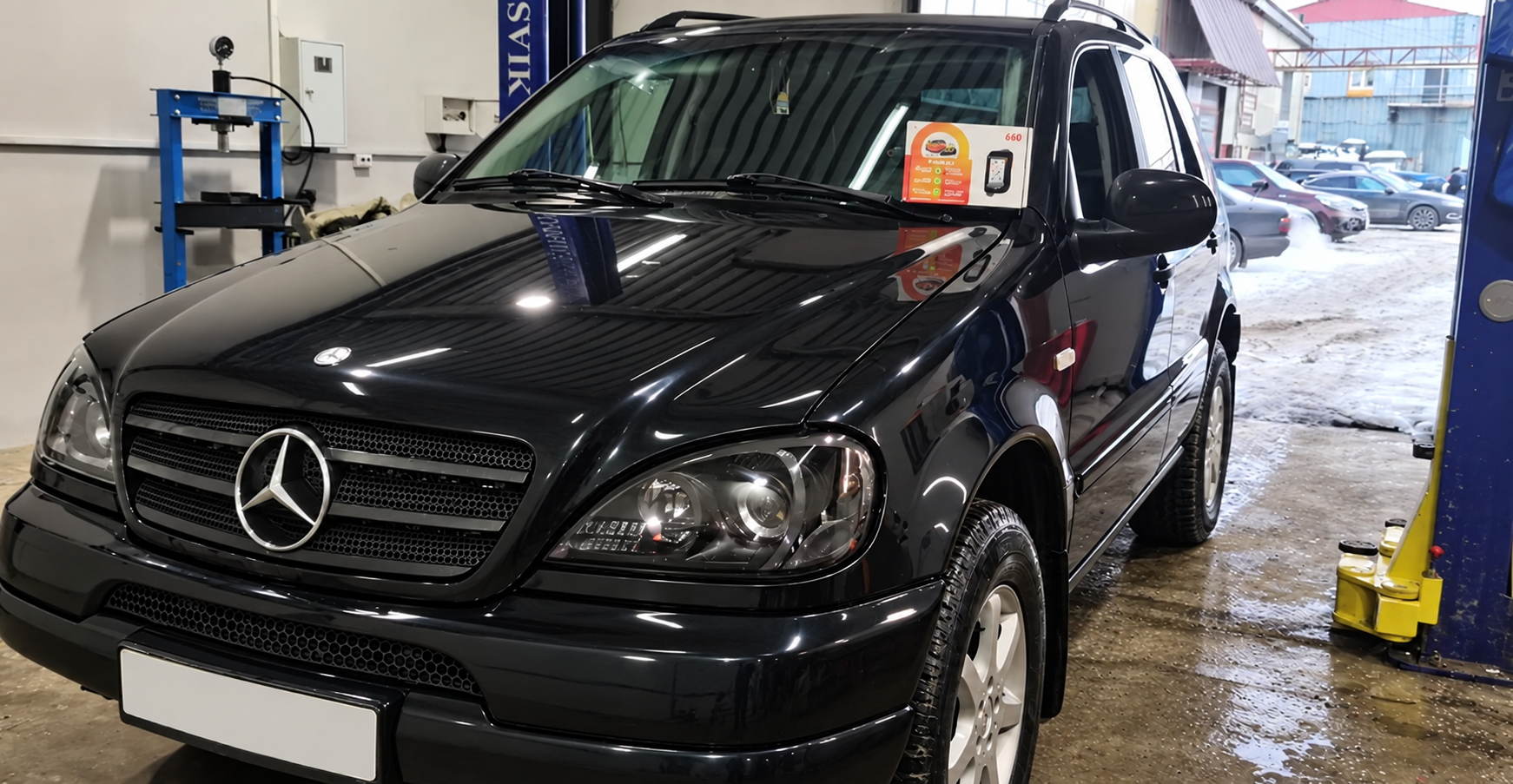 Mercedes в боксе с подъёмником